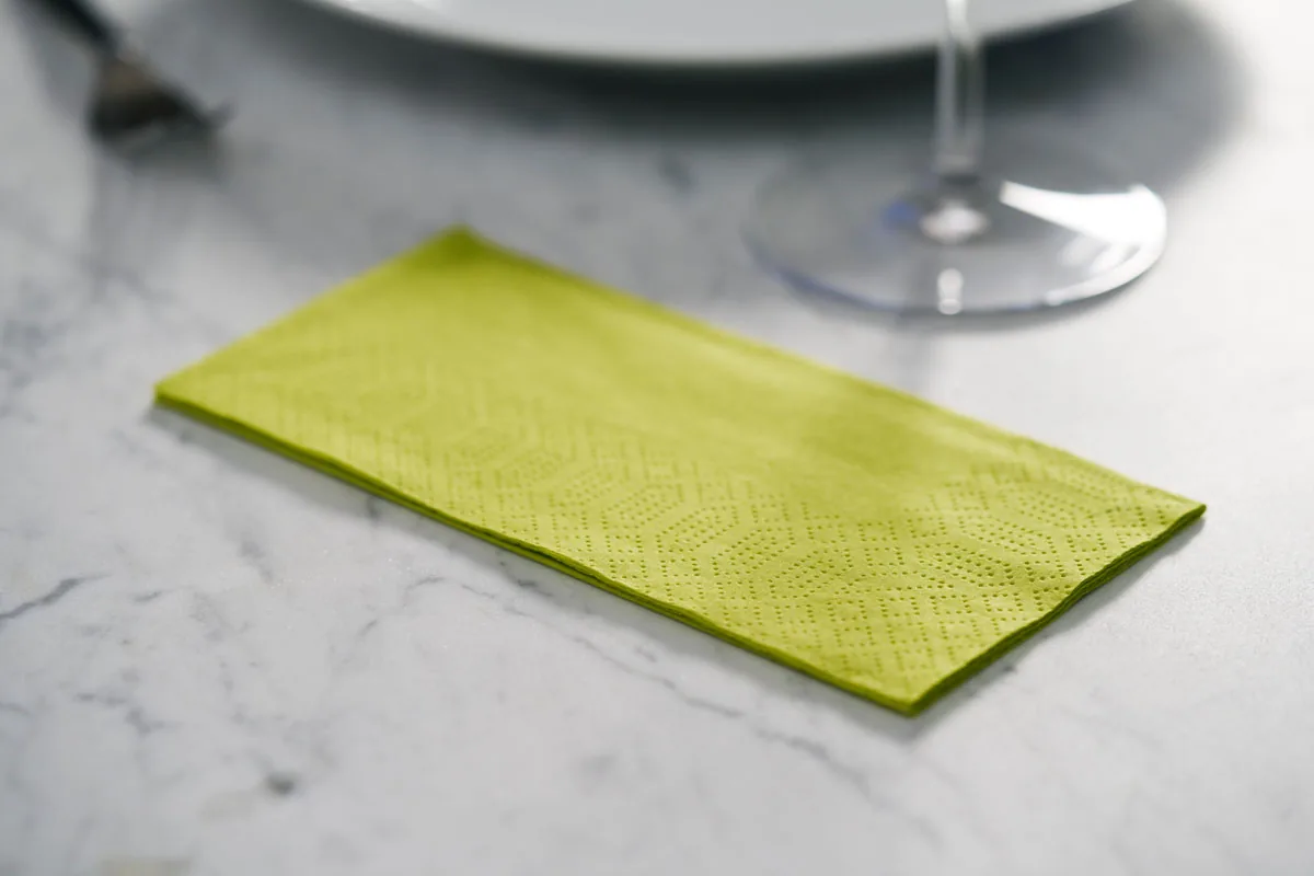 Duni Tissue-Serviette Kiwi, gefaltet auf dem Tisch