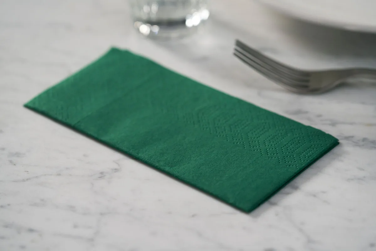 Duni Tissue-Serviette Jägergrün, gefaltet auf dem Tisch